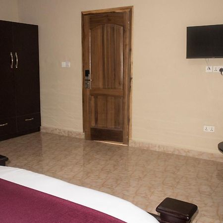 Kislas Luxury Hotel Adenta Bagian luar foto