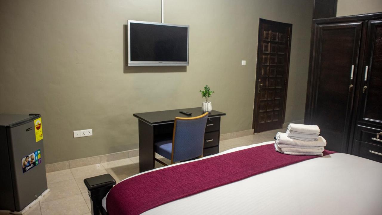 Kislas Luxury Hotel Adenta Bagian luar foto