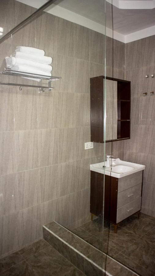 Kislas Luxury Hotel Adenta Bagian luar foto