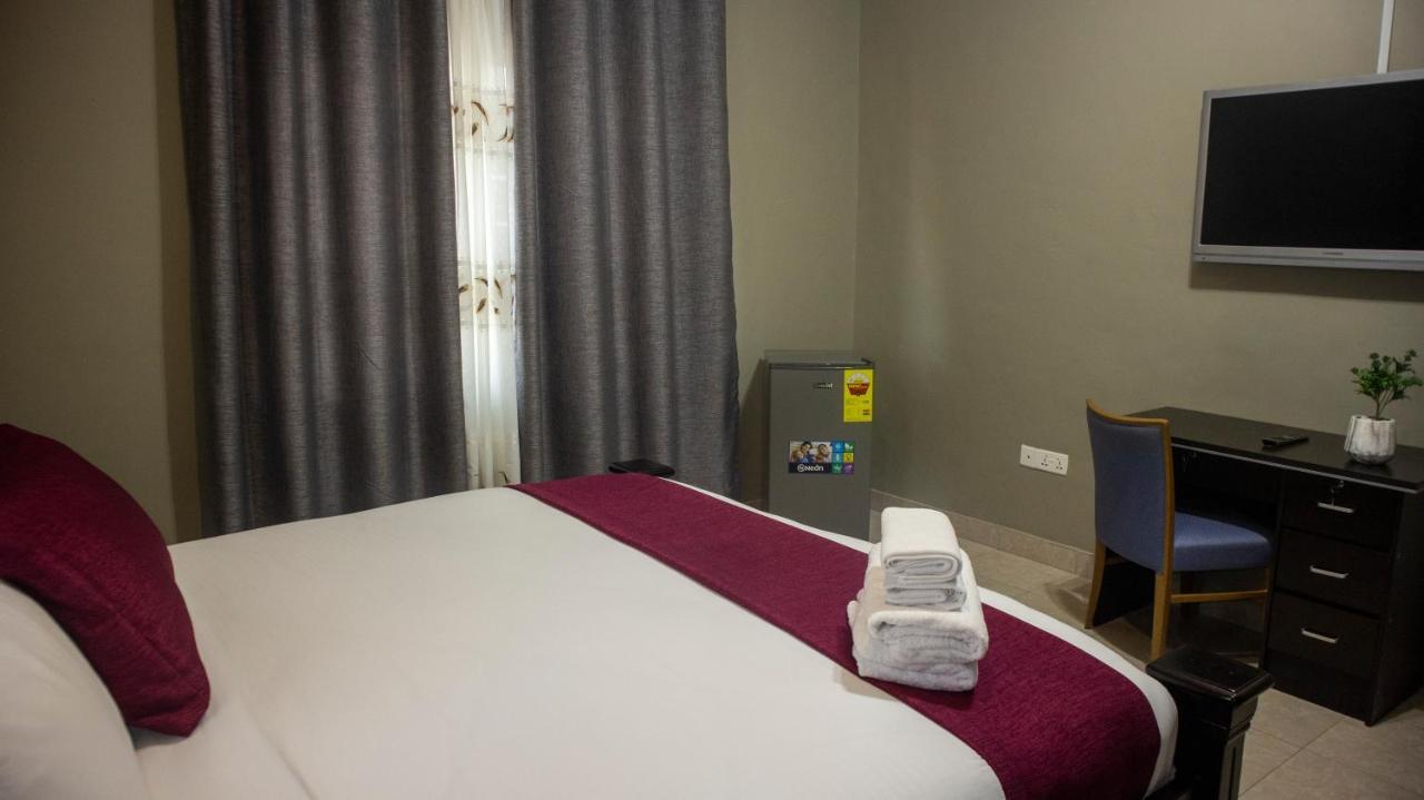 Kislas Luxury Hotel Adenta Bagian luar foto