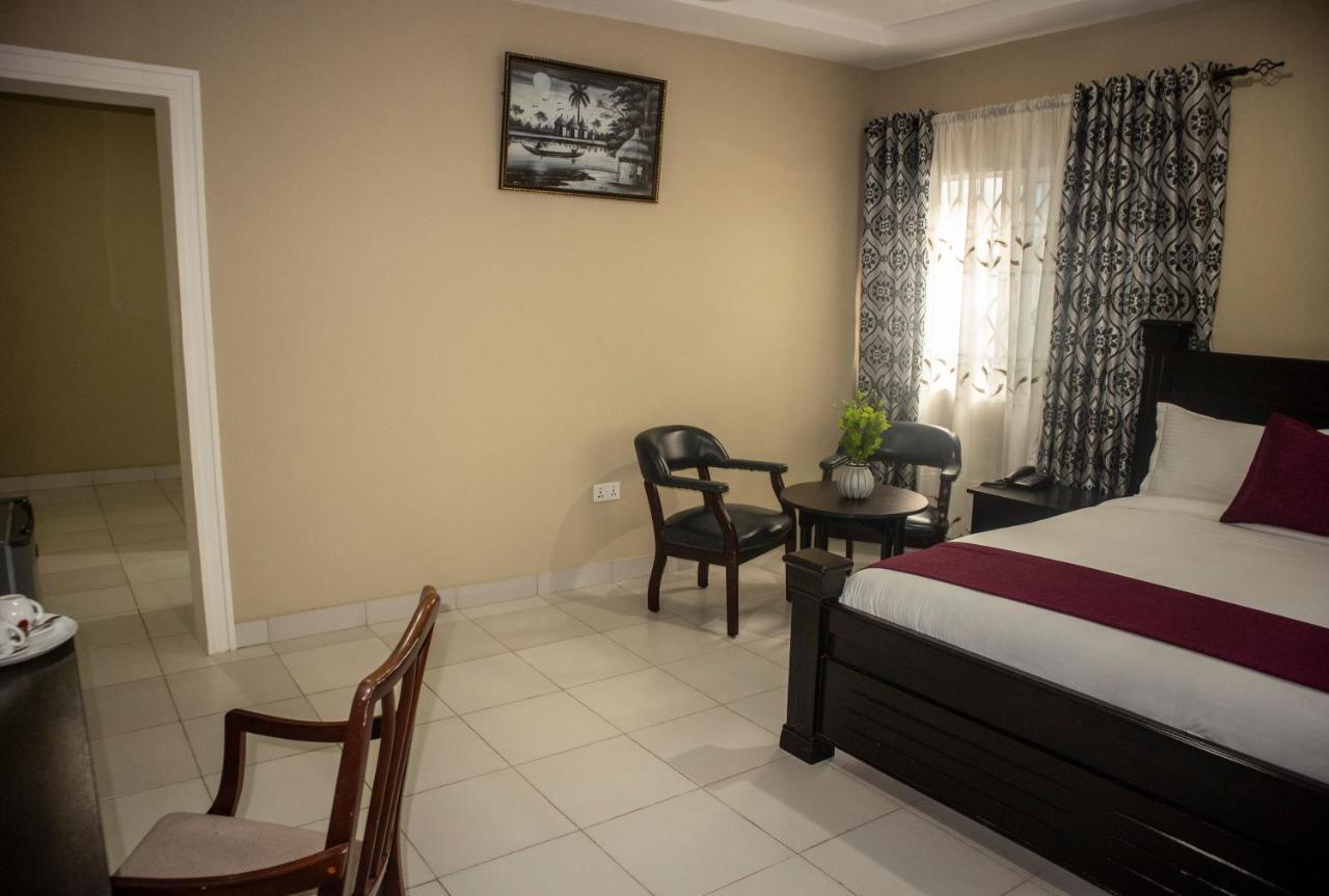 Kislas Luxury Hotel Adenta Bagian luar foto