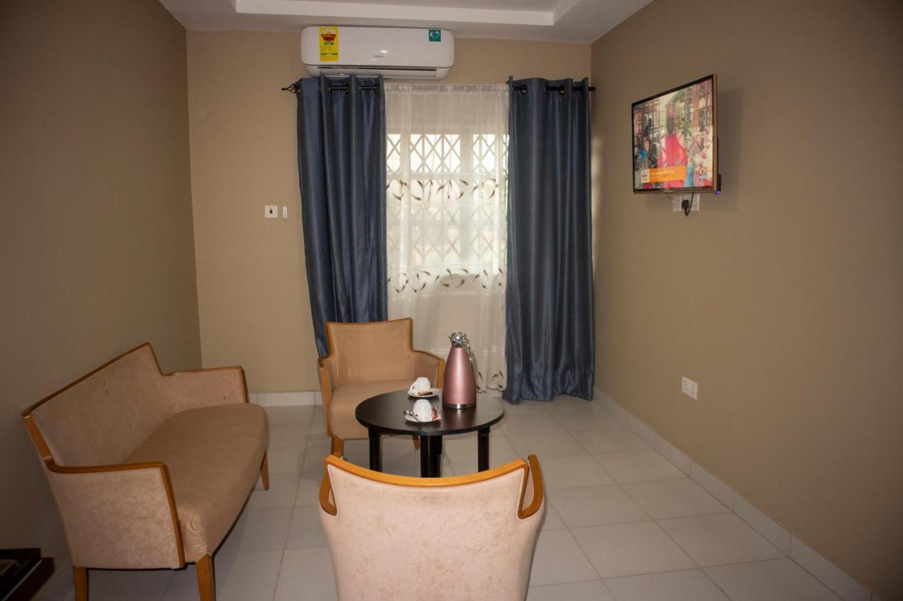 Kislas Luxury Hotel Adenta Bagian luar foto