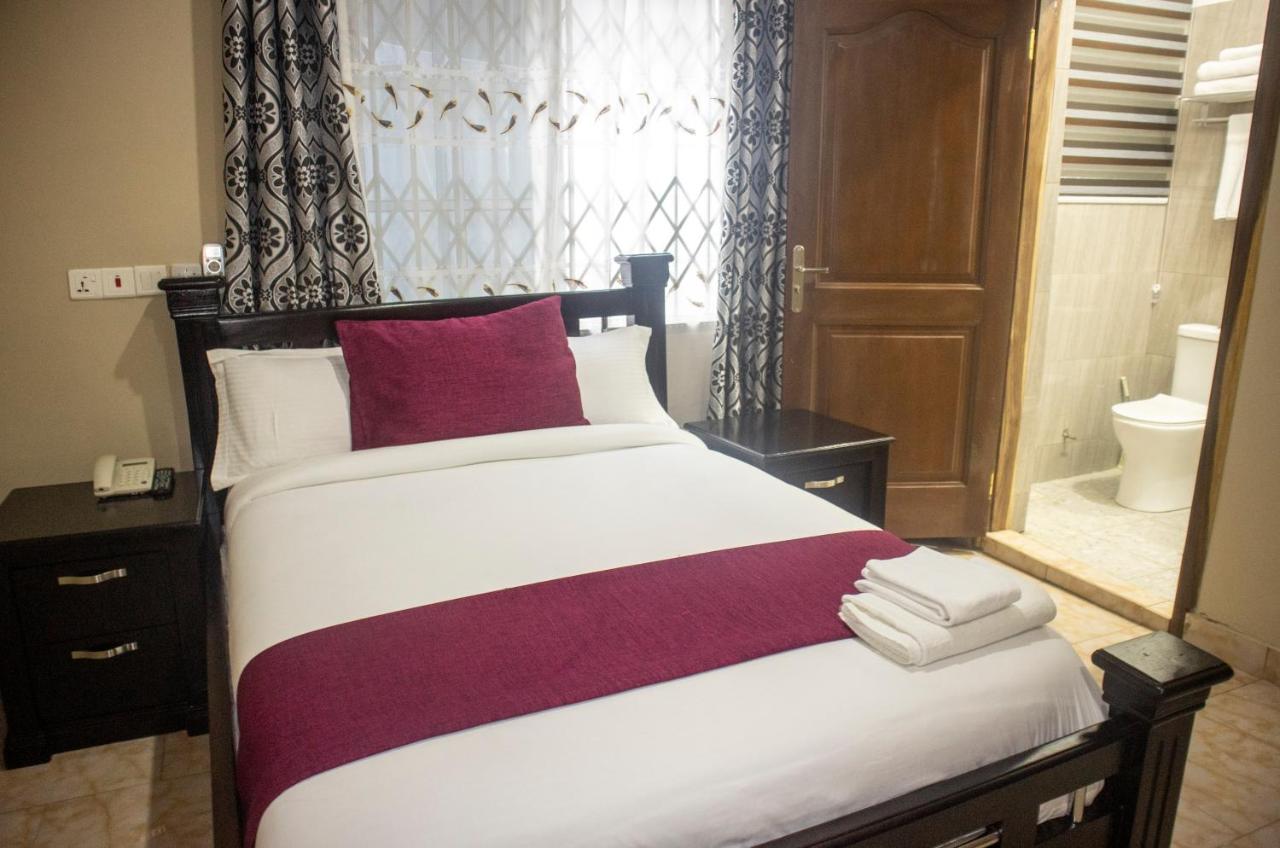 Kislas Luxury Hotel Adenta Bagian luar foto
