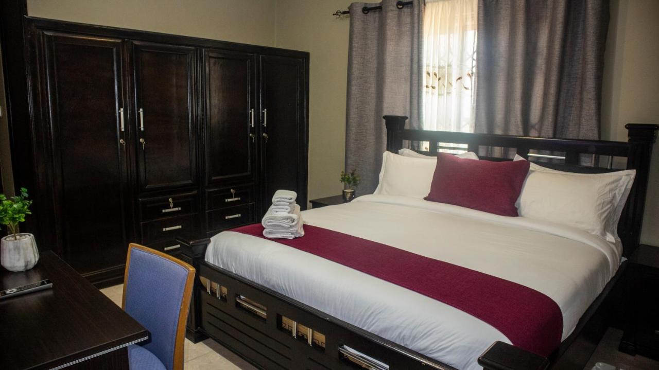 Kislas Luxury Hotel Adenta Bagian luar foto