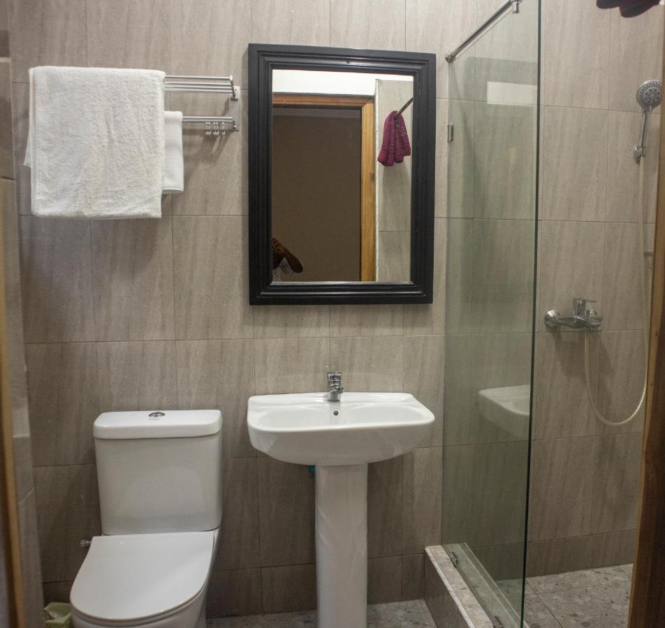 Kislas Luxury Hotel Adenta Bagian luar foto