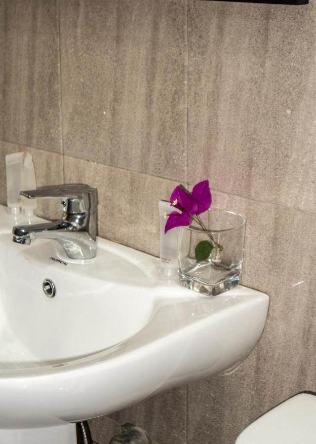 Kislas Luxury Hotel Adenta Bagian luar foto