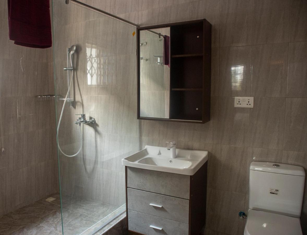 Kislas Luxury Hotel Adenta Bagian luar foto