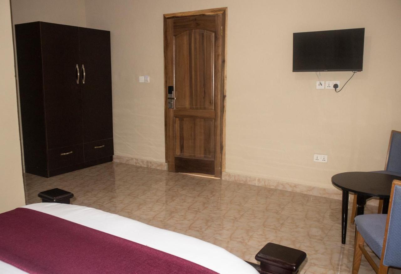 Kislas Luxury Hotel Adenta Bagian luar foto