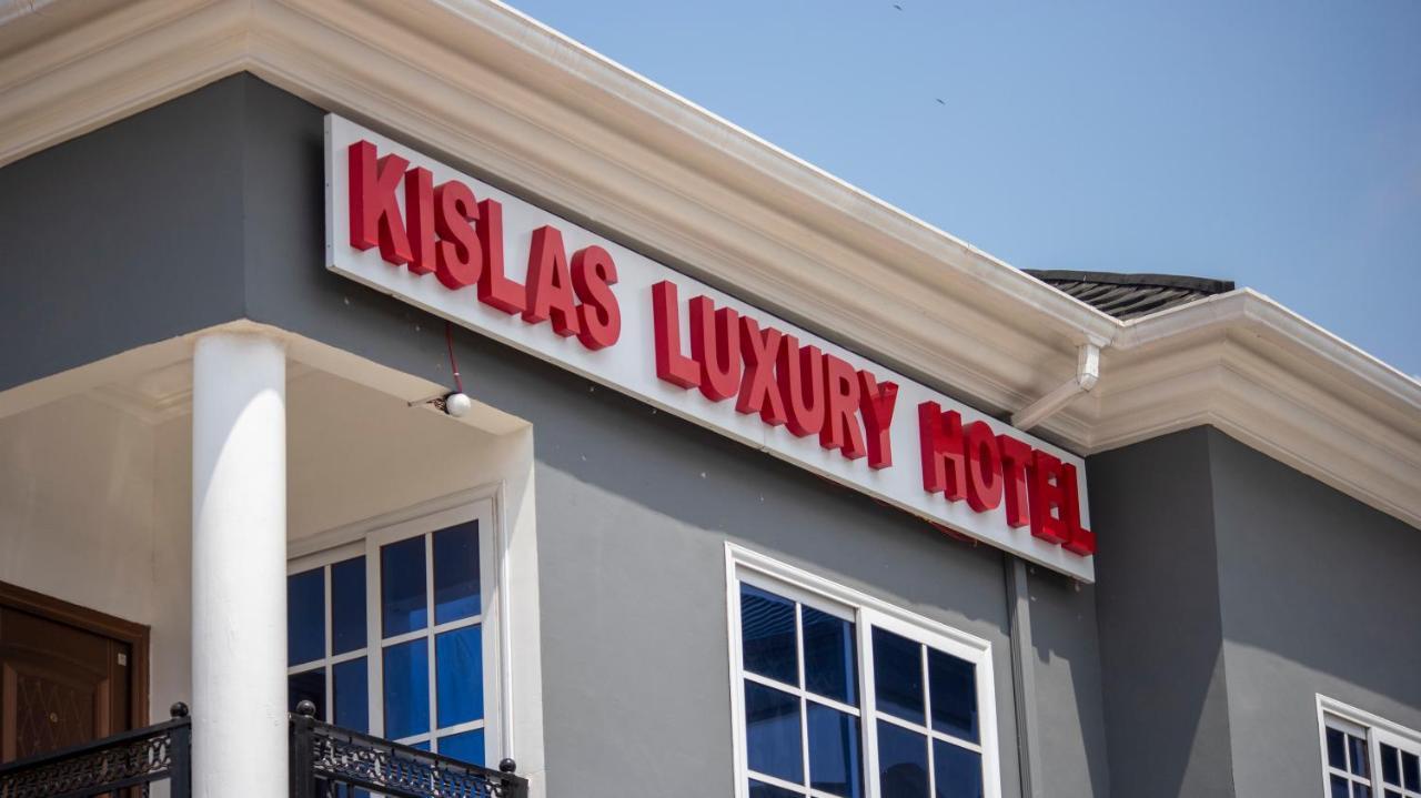 Kislas Luxury Hotel Adenta Bagian luar foto
