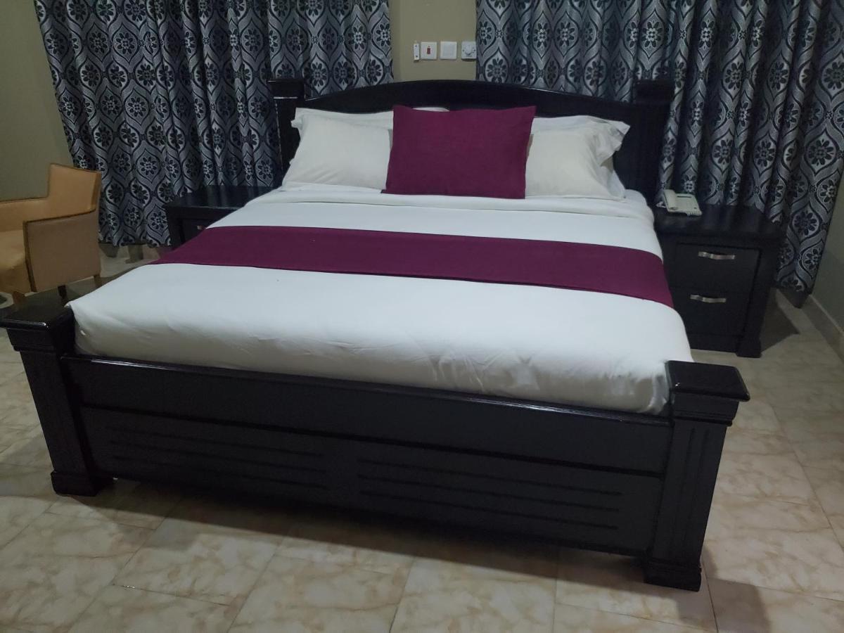 Kislas Luxury Hotel Adenta Bagian luar foto