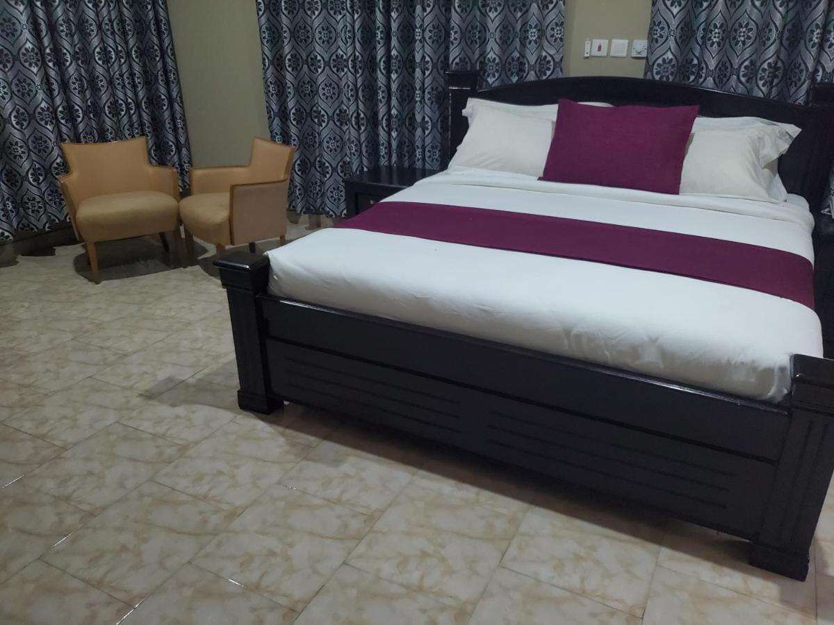 Kislas Luxury Hotel Adenta Bagian luar foto